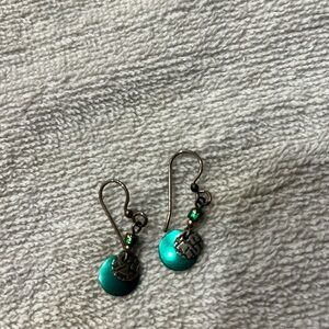 Wire costume earrings green tone